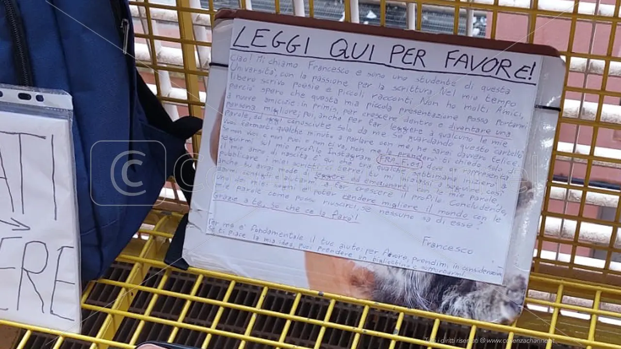 Unical, un giovane lascia un messaggio sul ponte: «Ho pochi amici, chi legge le mie poesie?»
