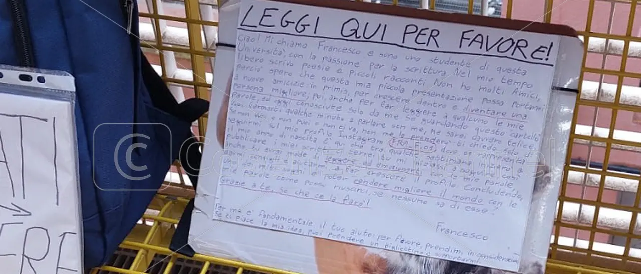 Unical, un giovane lascia un messaggio sul ponte: «Ho pochi amici, chi legge le mie poesie?»