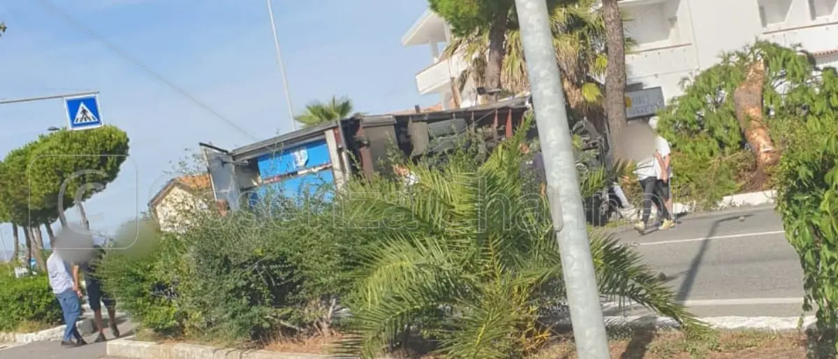 Santa Maria del Cedro, incidente sulla ss18: ferito il conducente di un camion