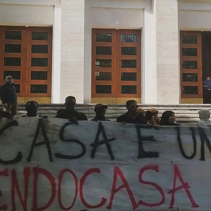 Cosenza, protesta in Prefettura. «Il Comune ha smesso di pagare il contributo per il fitto casa»