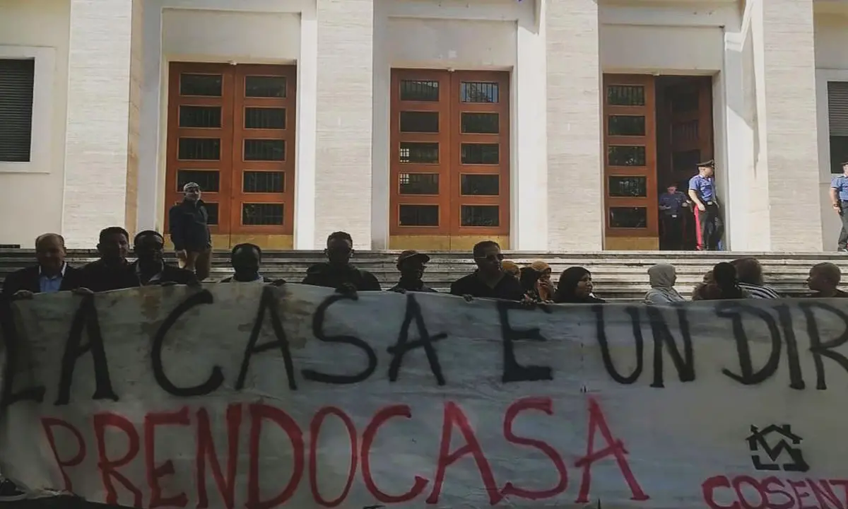 Cosenza, protesta in Prefettura. «Il Comune ha smesso di pagare il contributo per il fitto casa»