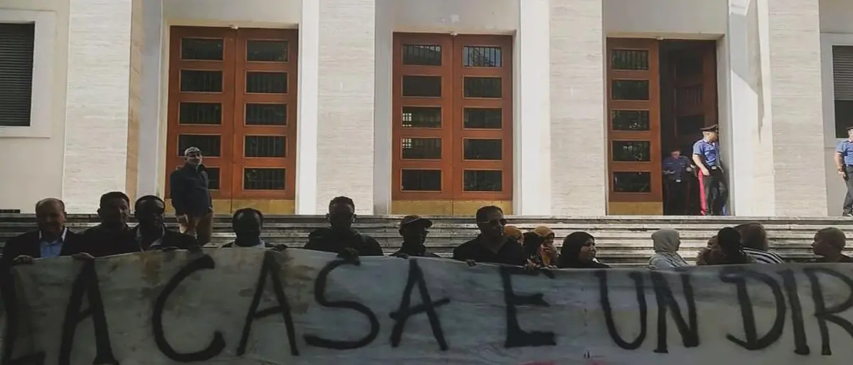 Cosenza, protesta in Prefettura. «Il Comune ha smesso di pagare il contributo per il fitto casa»