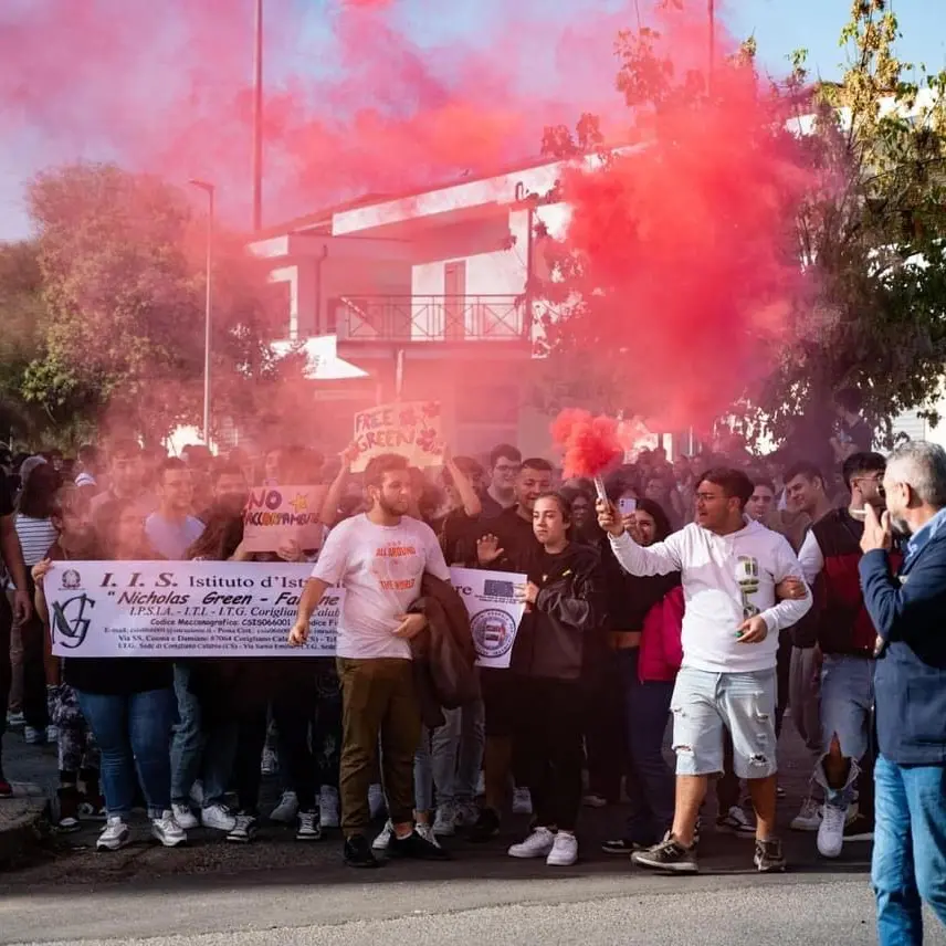 Dimensionamento scolastico, Corigliano Rossano in piazza grida alla cospirazione | FOTO