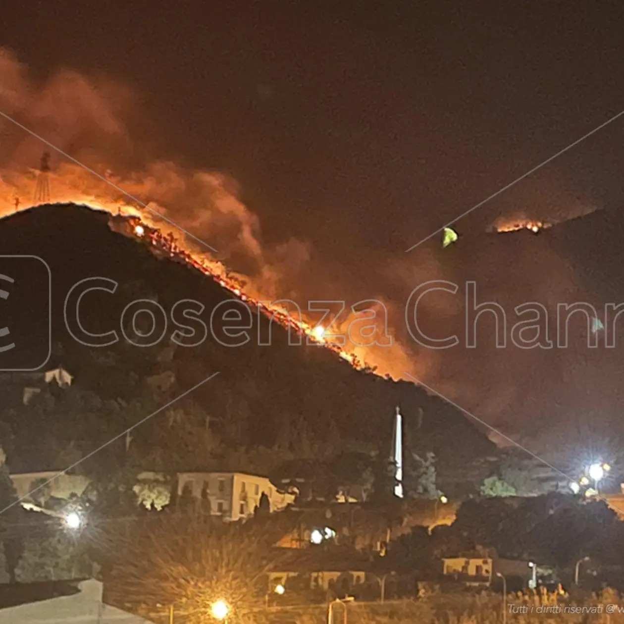 Paola, brucia la montagna accanto al Santuario di San Francesco