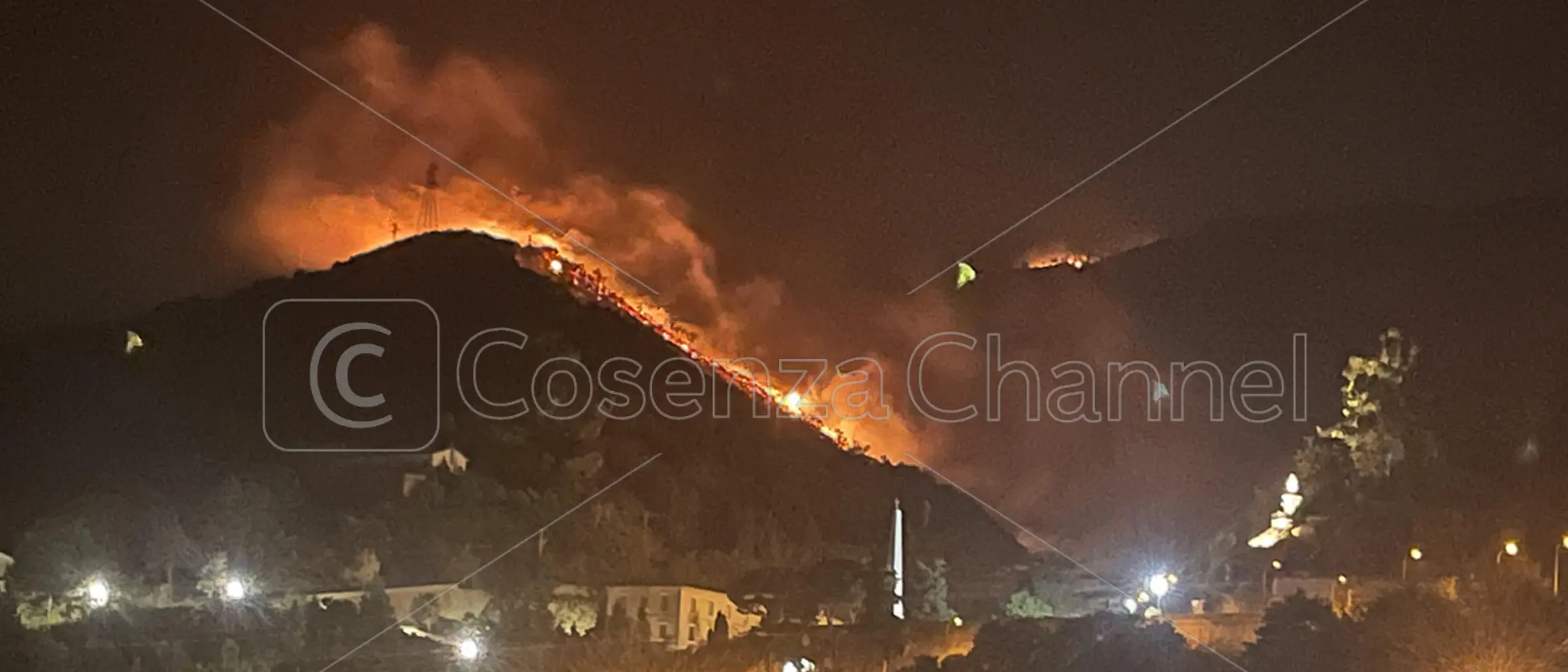Paola, brucia la montagna accanto al Santuario di San Francesco