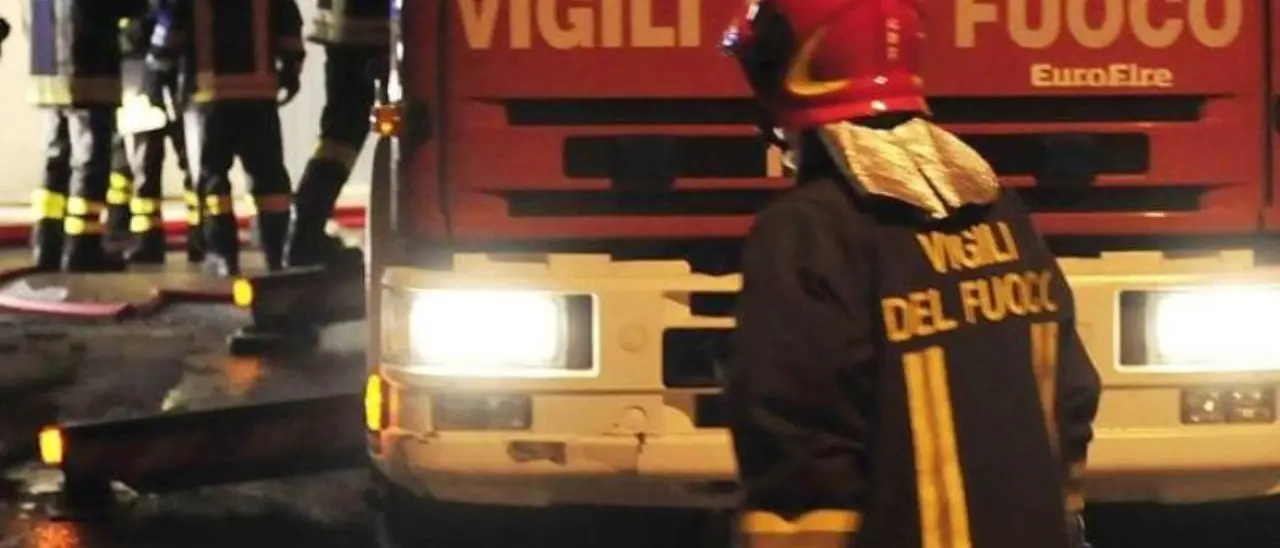 Schiavonea, ancora fiamme nella notte. A fuoco un appartamento