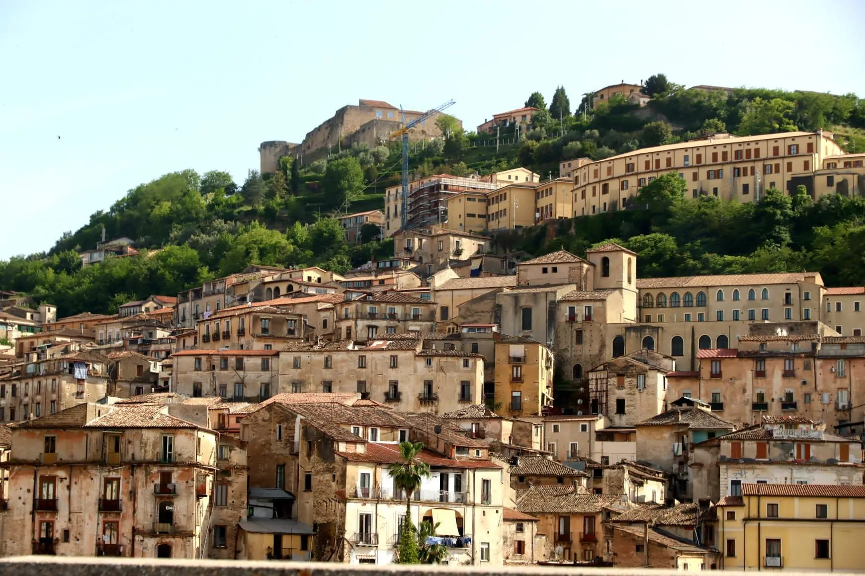 Cosenza, torna a nuova vita il muretto della storica \"salita dei Tribunali\"