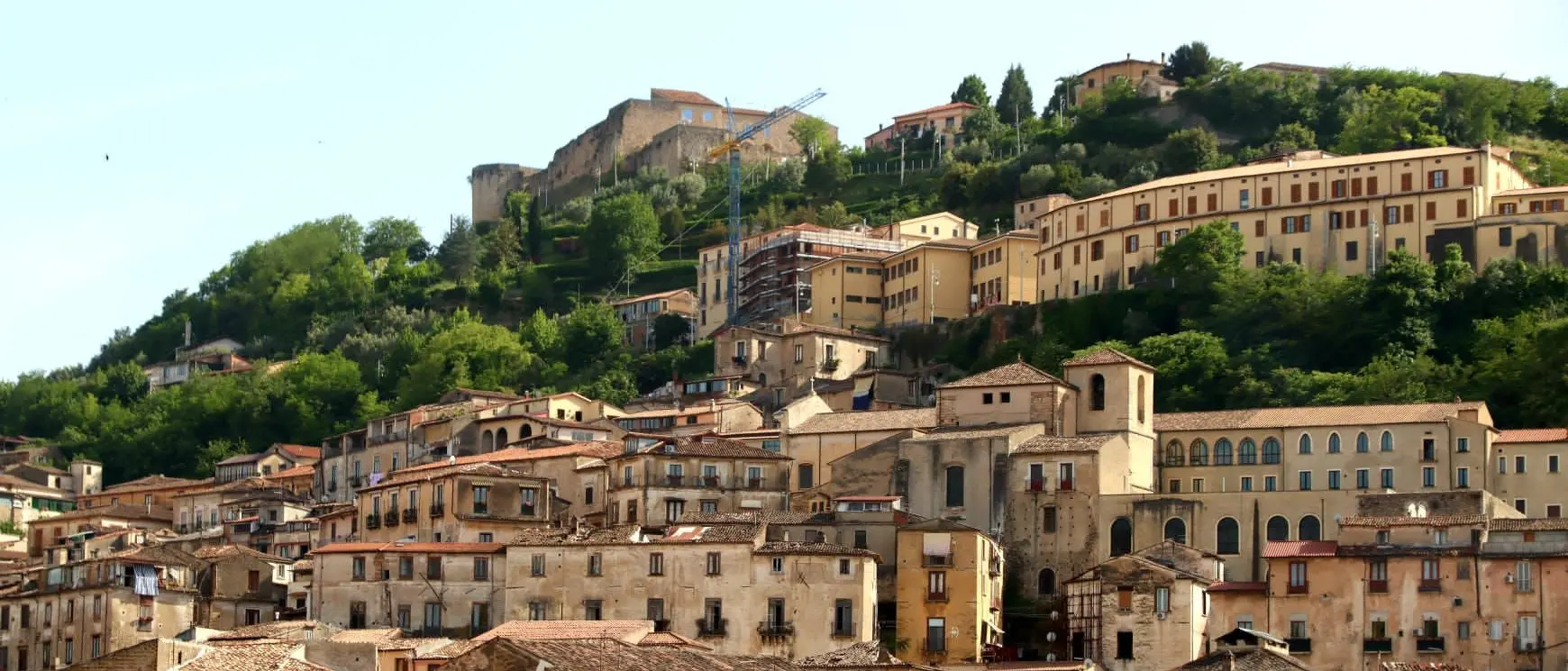 Cosenza, torna a nuova vita il muretto della storica \"salita dei Tribunali\"