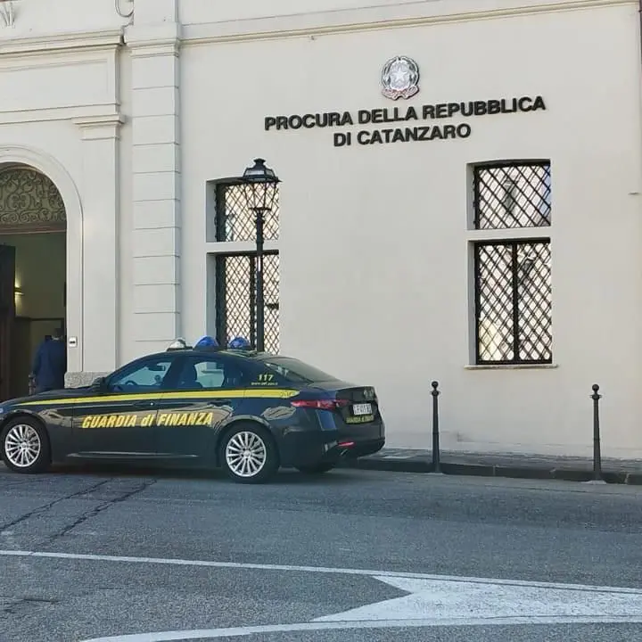 Maxi frode nel settore di commercio auto, la Guardia di Finanza di Cosenza sequestra cinque milioni di euro