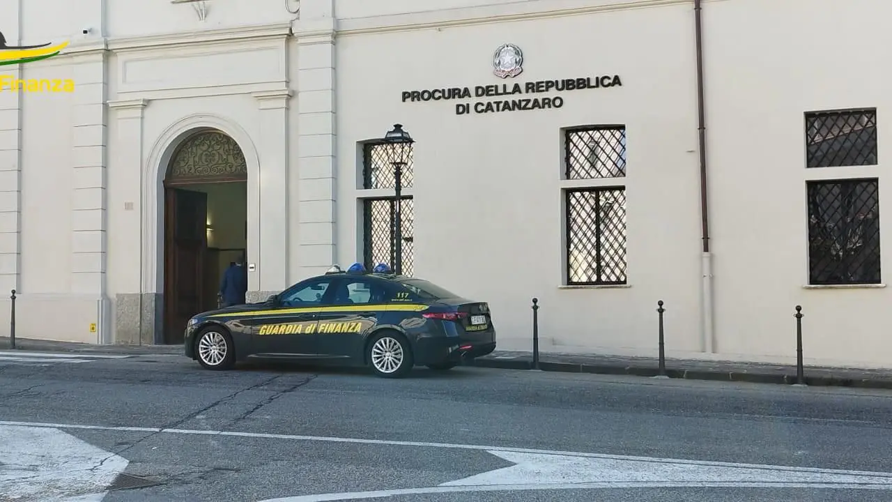 Maxi frode nel settore di commercio auto, la Guardia di Finanza di Cosenza sequestra cinque milioni di euro