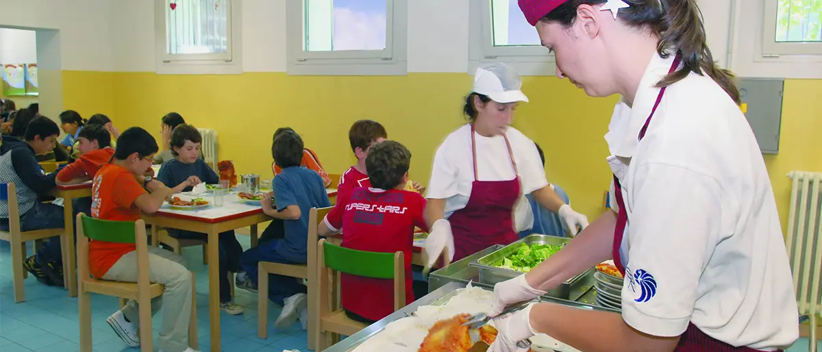 La lettera | I genitori degli alunni della \"Fausto Gullo\" denunciano: «La mensa è troppo cara»