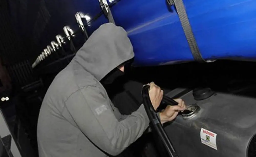Rubavano gasolio da due autobus. Tra gli arrestati anche un 34enne di Rende