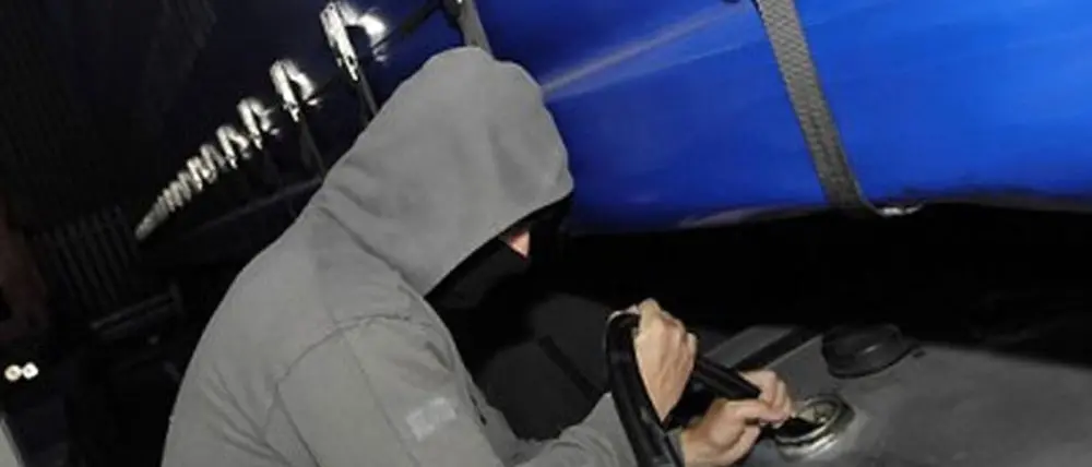 Rubavano gasolio da due autobus. Tra gli arrestati anche un 34enne di Rende