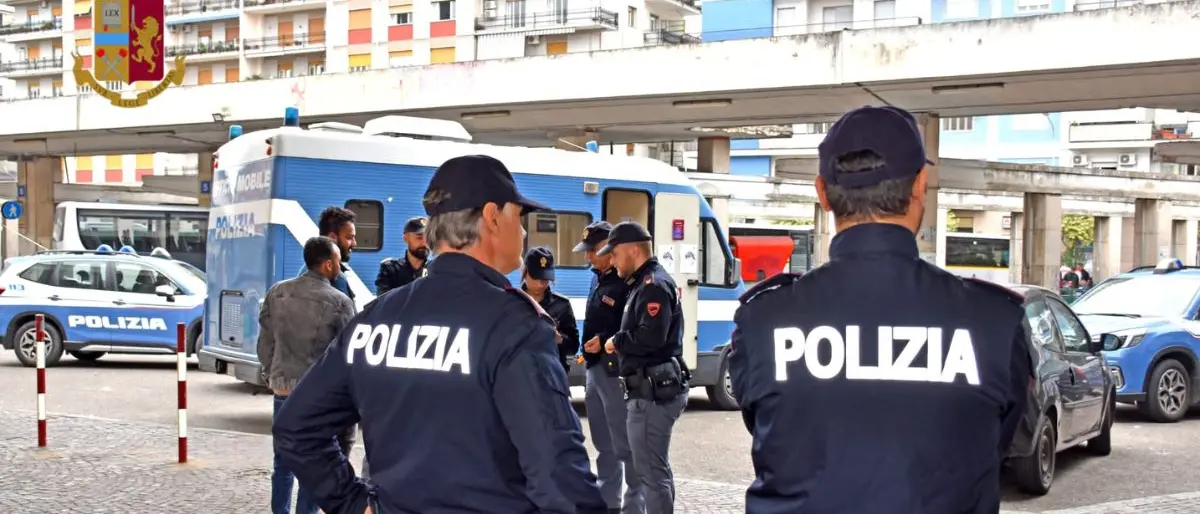 Autolinee Cosenza, la polizia scopre tre stranieri irregolari