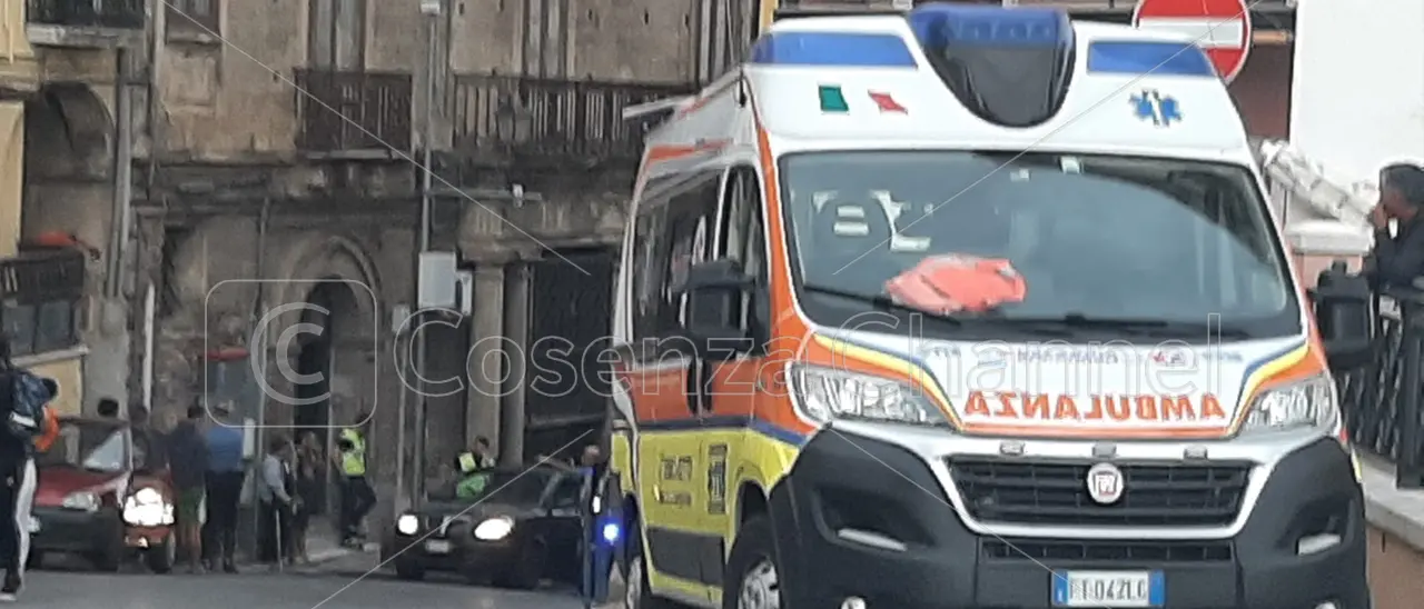 Corigliano Rossano, crolla un solaio. Donna estratta dalle macerie, arriva l'elisoccorso