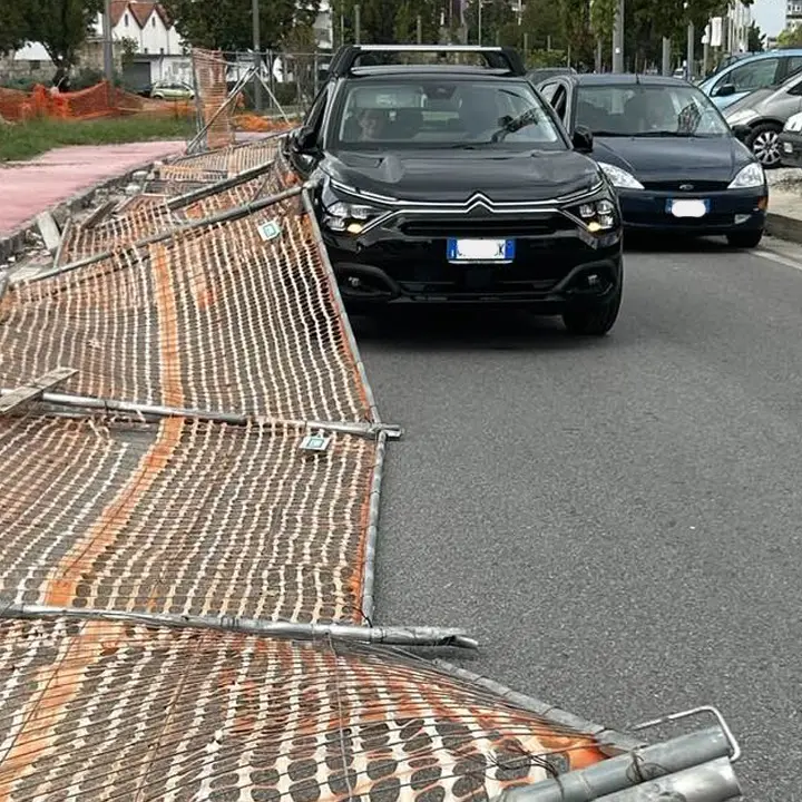 Cosenza, su Viale Parco le transenne franano su un'auto in transito