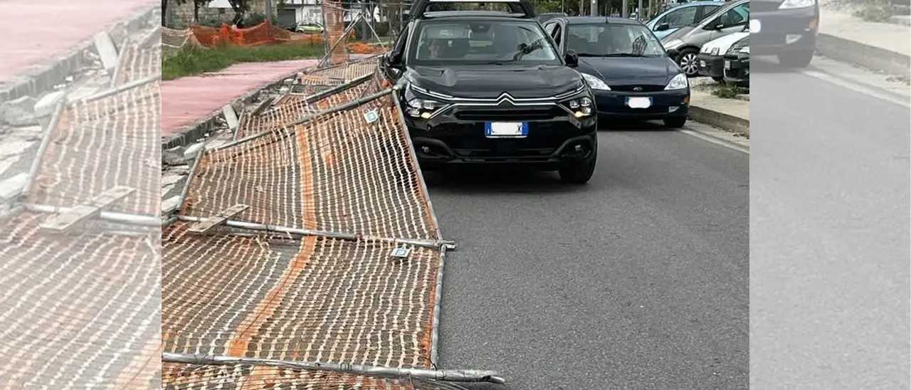 Cosenza, su Viale Parco le transenne franano su un'auto in transito