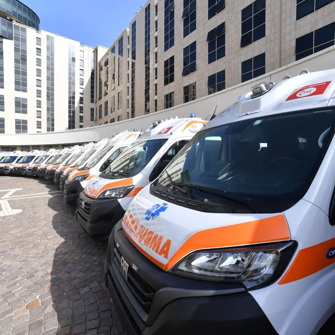 Occhiuto presenta 60 nuove ambulanze per la Calabria: «Ora il numero unico 112»