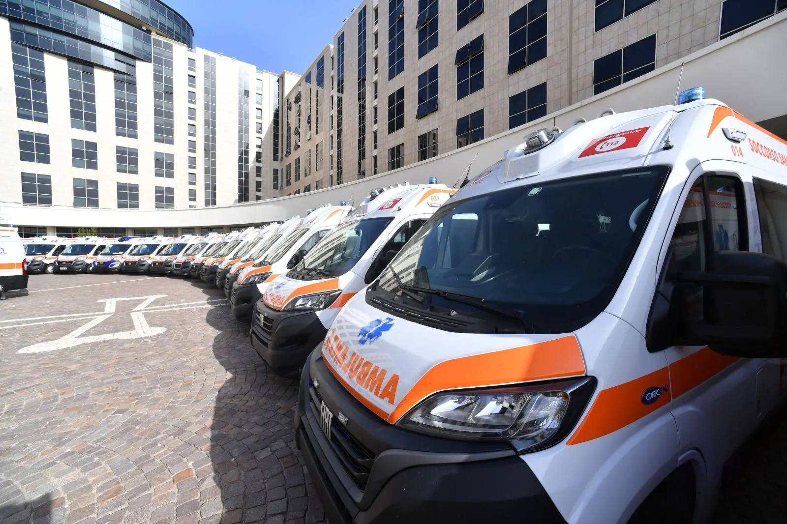 Occhiuto presenta 60 nuove ambulanze per la Calabria: «Ora il numero unico 112»