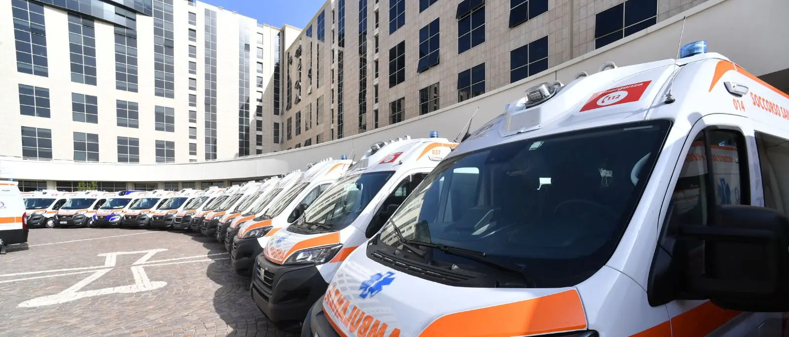 Occhiuto presenta 60 nuove ambulanze per la Calabria: «Ora il numero unico 112»