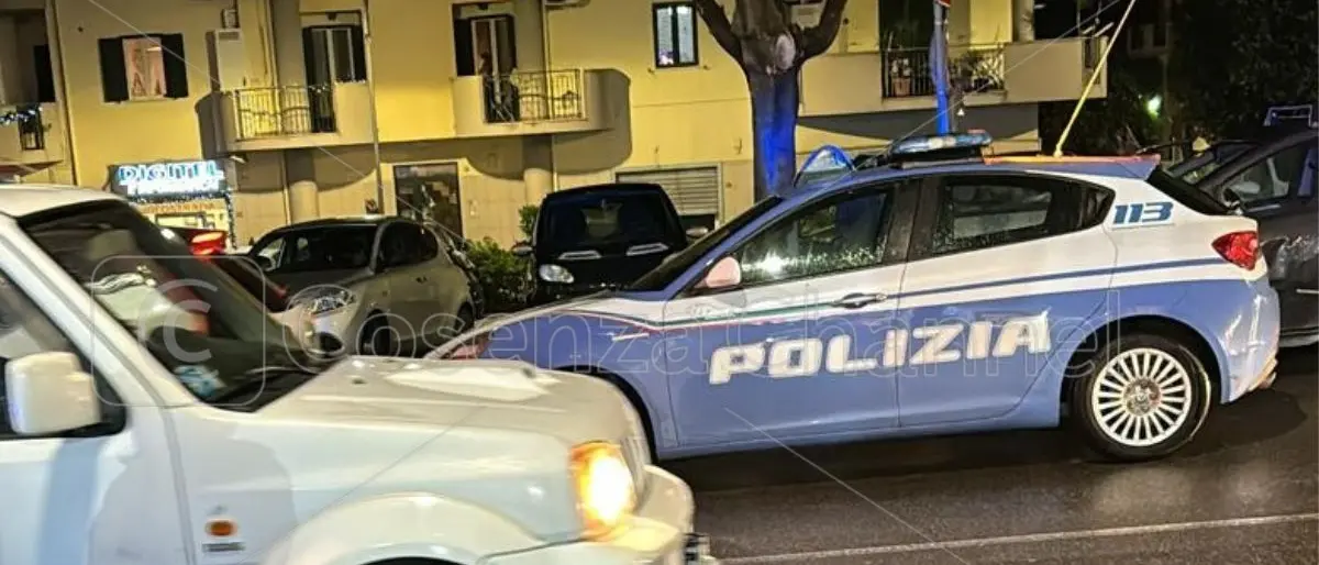 Corigliano Rossano, auto travolge due giovani e si dà alla fuga