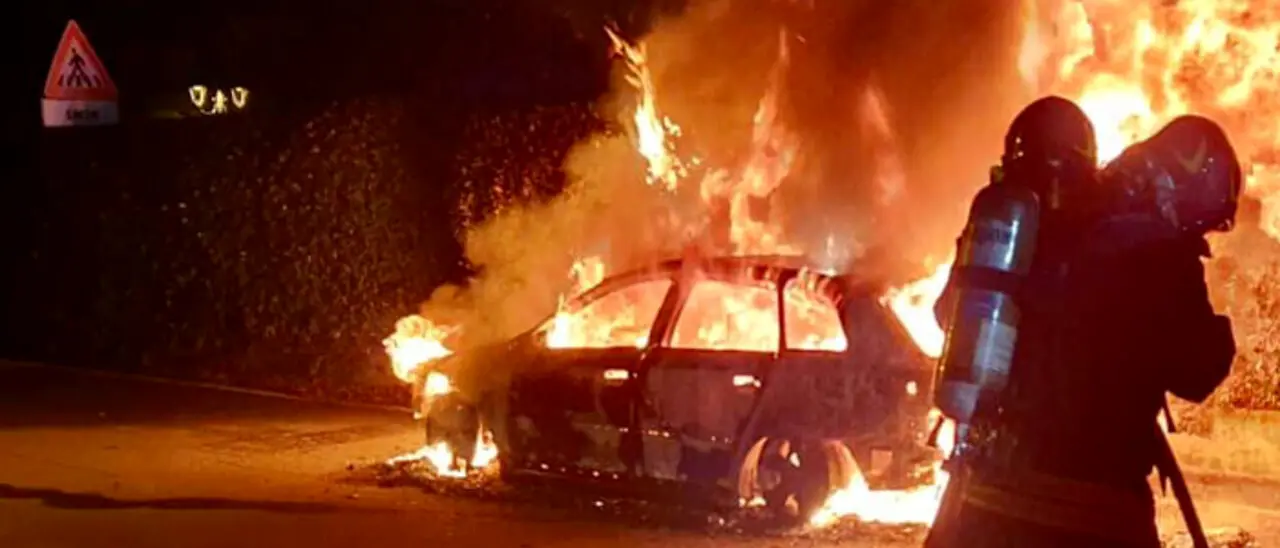 Trebisacce, quattro auto in fiamme. Si segue la pista della droga