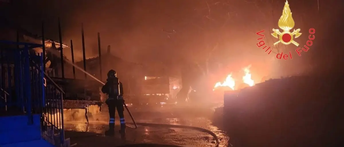 San Benedetto Ullano, vasto incendio in un'azienda dedita alla lavorazione di legname