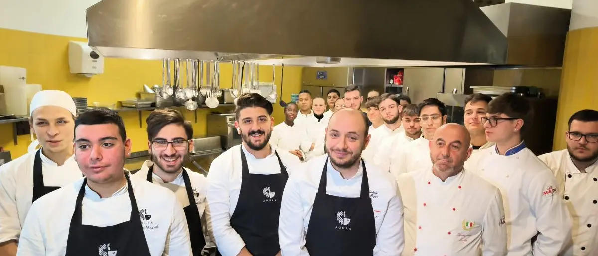 Gli studenti dell’alberghiero di Cosenza a scuola di cucina con lo chef Rizzo