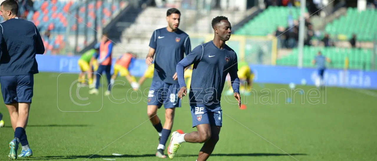 Cosenza, anche Gyamfi ai saluti: il difensore vicinissimo al Messina