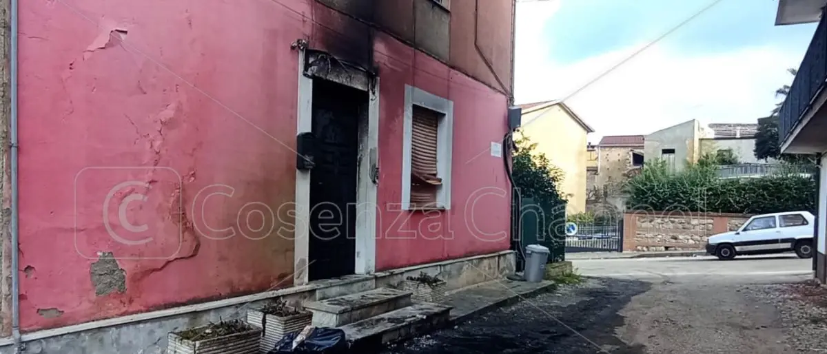 Distrutta l'auto di don Rigoli già aggredito a testate dopo una funzione funebre