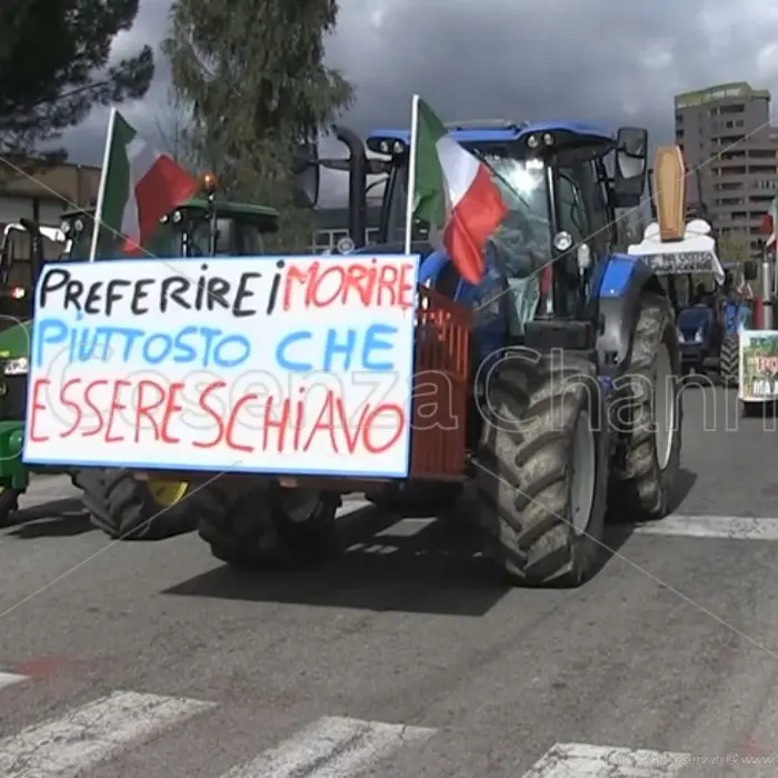 Nuova protesta degli agricoltori a Cosenza, trattori bloccano \"Vaglio Lise\"