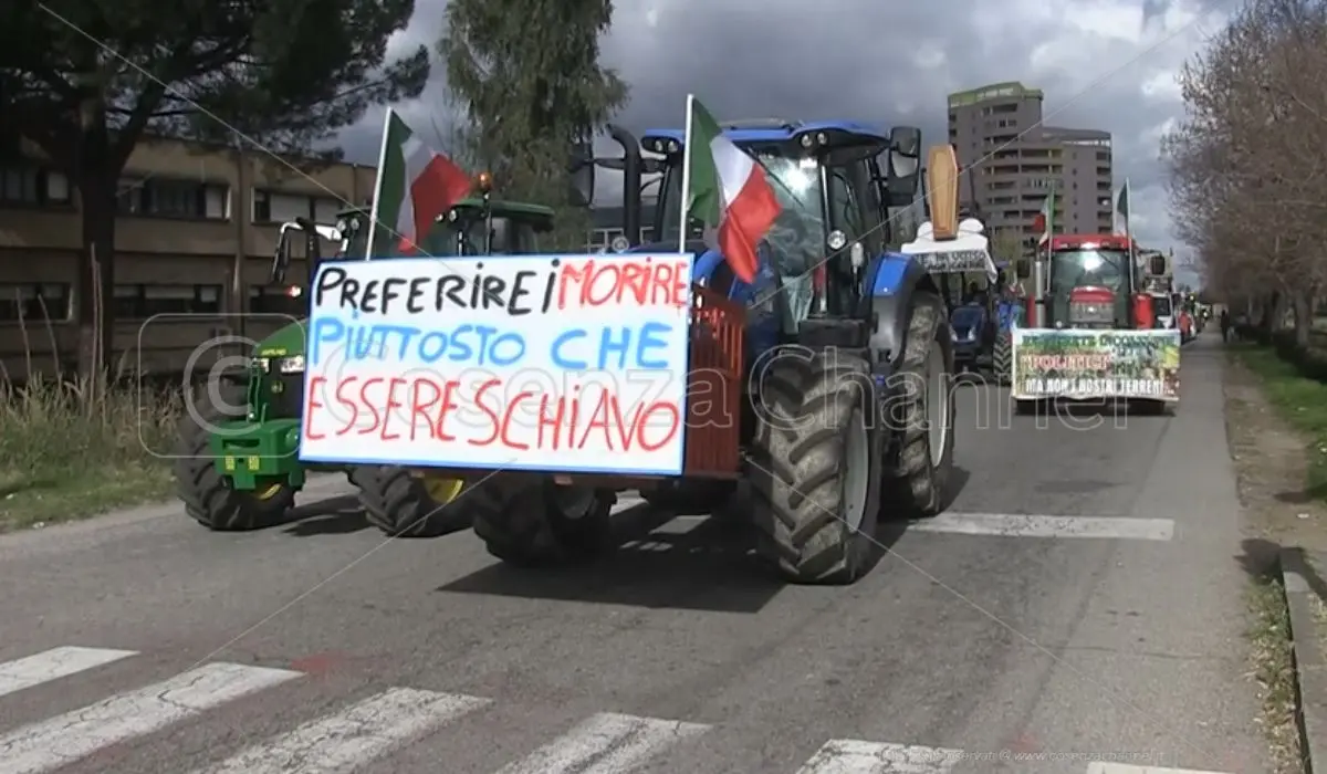 Nuova protesta degli agricoltori a Cosenza, trattori bloccano \"Vaglio Lise\"