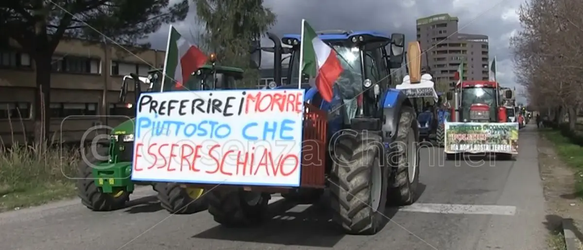 Nuova protesta degli agricoltori a Cosenza, trattori bloccano \"Vaglio Lise\"