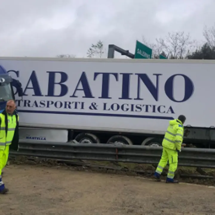 Incidente allo svincolo di Cosenza. Camion esce di strada