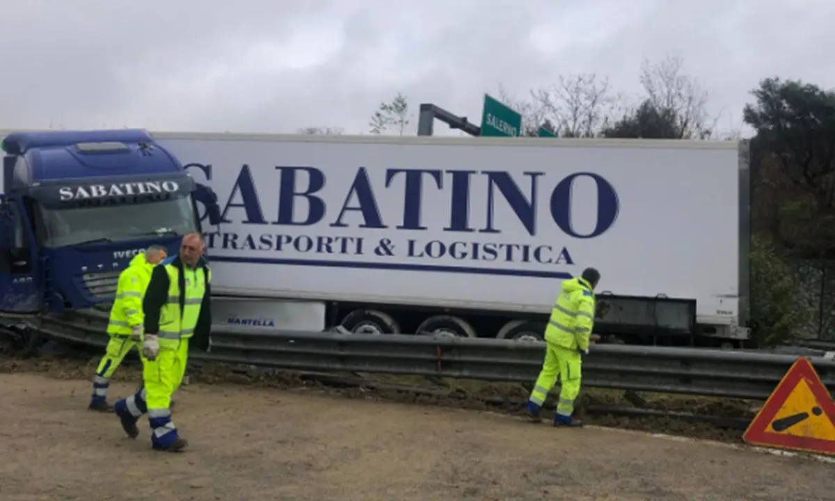 Incidente allo svincolo di Cosenza. Camion esce di strada