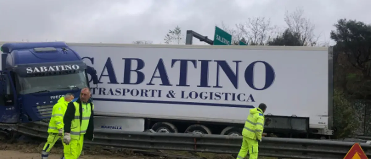 Incidente allo svincolo di Cosenza. Camion esce di strada