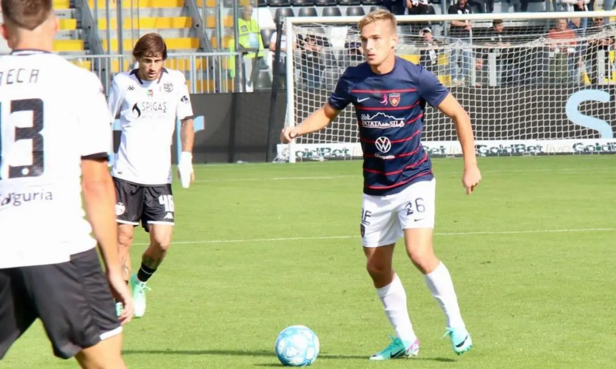 Prima il palo nega il gol al Cosenza, poi ci pensa Micai: con lo Spezia finisce a reti bianche