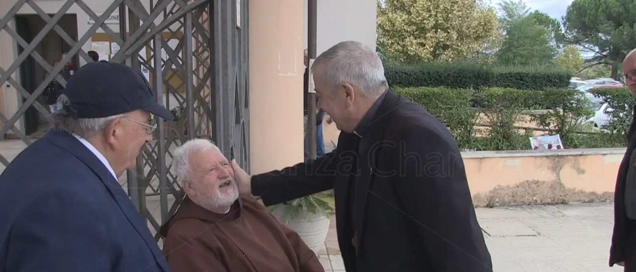 Monsignor Checchinato e quella carezza per padre Fedele, il frate degli ultimi - VIDEO