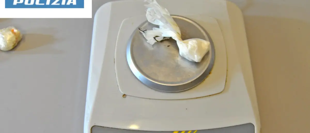 Cosenza, non si ferma all'Alt della Polizia e dopo una fuga viene fermato con la coca nell'auto