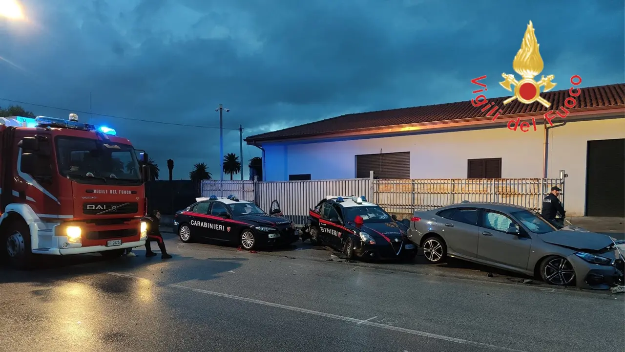 Lamezia Terme, una Bmw perde il controllo e carambola su due pattuglie dei Carabinieri