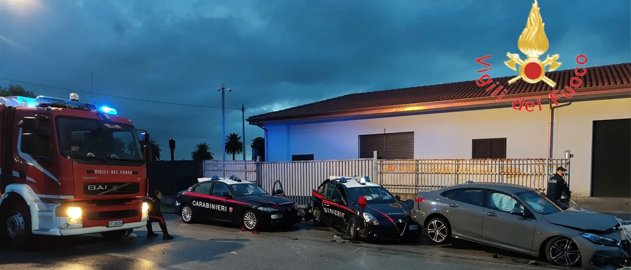Lamezia Terme, una Bmw perde il controllo e carambola su due pattuglie dei Carabinieri