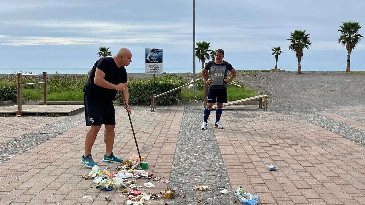 Praia a Mare, il sindaco De Lorenzo si arma di scopa e ripulisce il lungomare dai rifiuti