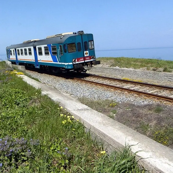 Si lancia sotto il treno Roma-Reggio, circolazione in tilt da e per la Calabria