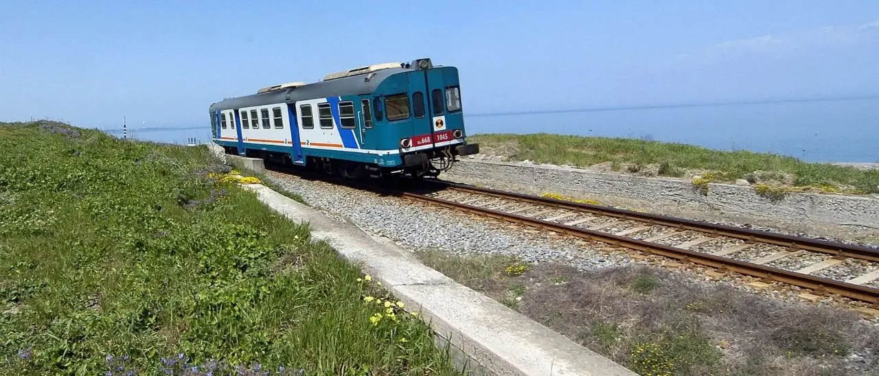 Si lancia sotto il treno Roma-Reggio, circolazione in tilt da e per la Calabria