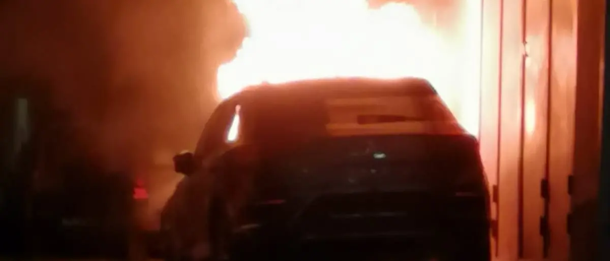 Corigliano Rossano, auto in fiamme nella notte. Indagini per la matrice dell'incendio