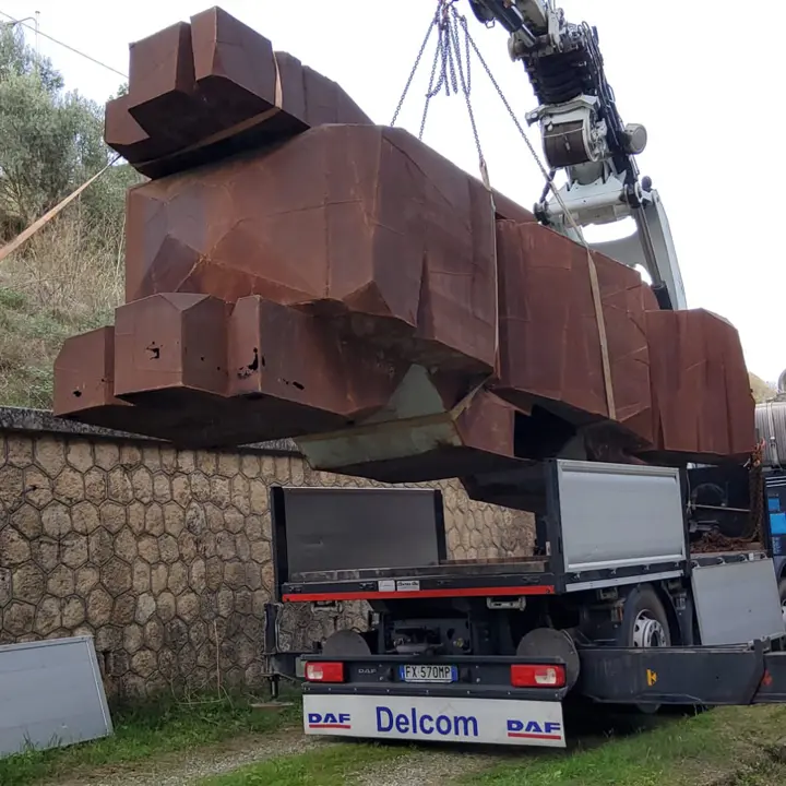 La Fondazione Tot: «Per la scultura \"Catene spezzate\" serve un restauro di qualità»