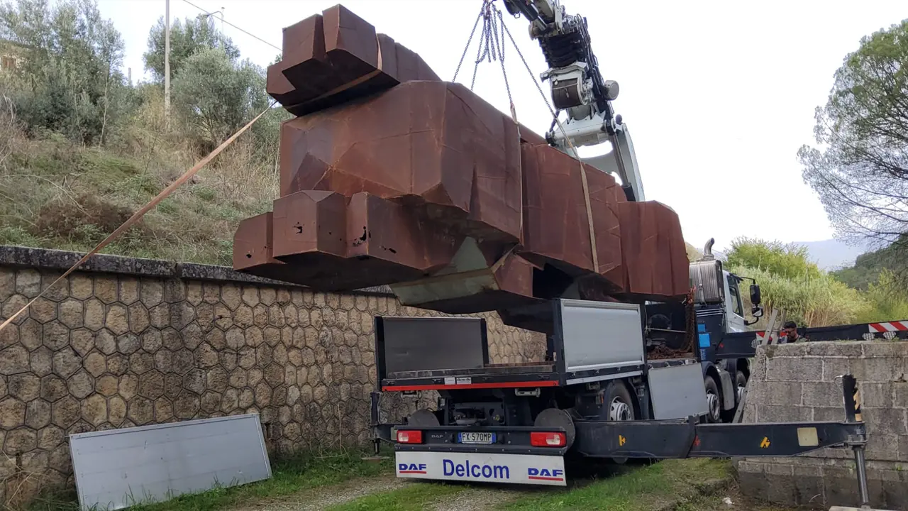 La Fondazione Tot: «Per la scultura \"Catene spezzate\" serve un restauro di qualità»