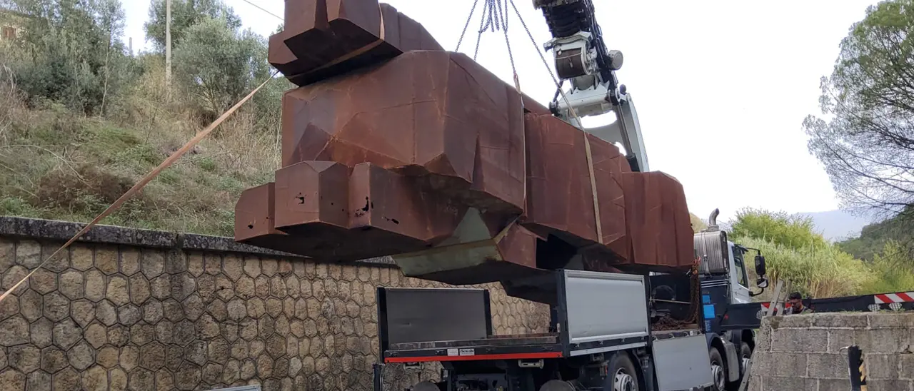 La Fondazione Tot: «Per la scultura \"Catene spezzate\" serve un restauro di qualità»