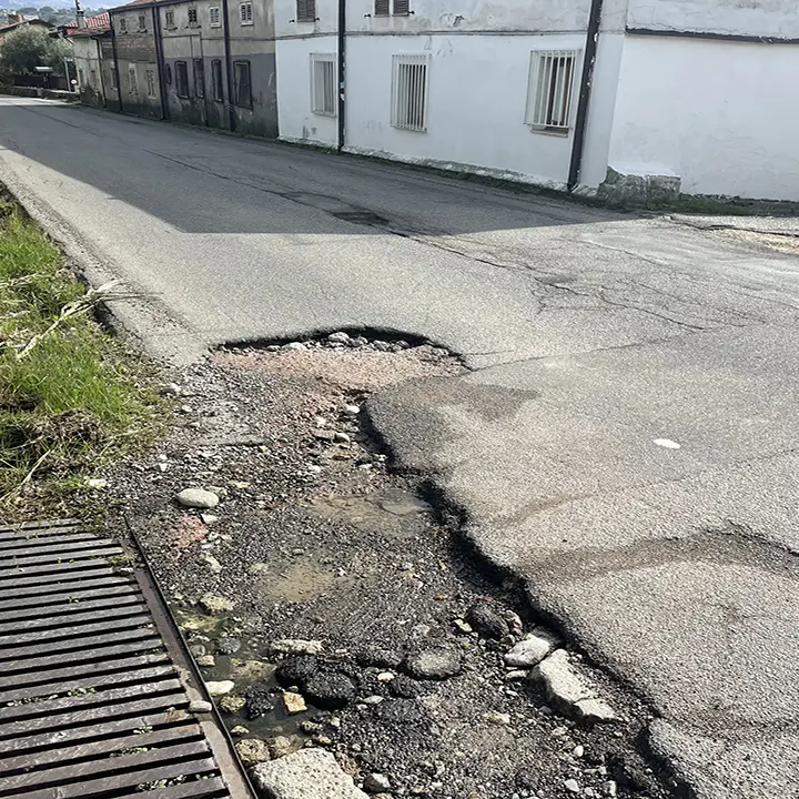 Cosenza e Rende, la manutenzione è un tallone d'Achille. Tombini pericolosi e strade sgretolate