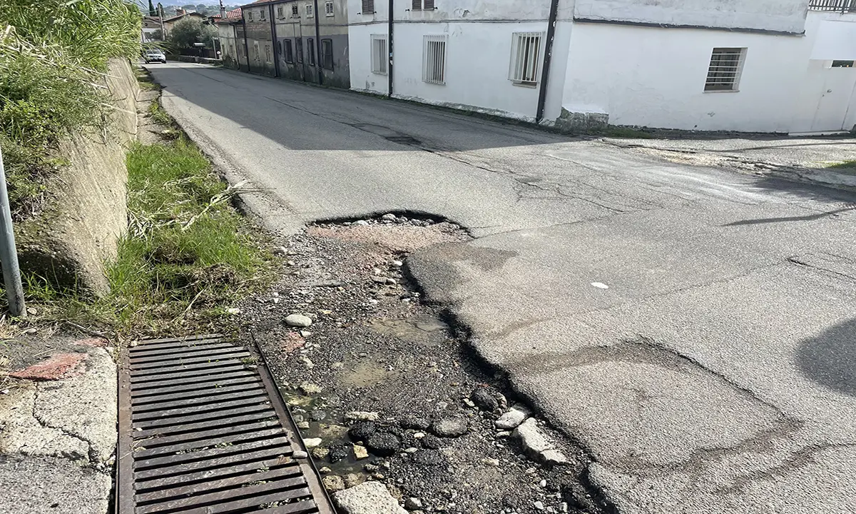 Cosenza e Rende, la manutenzione è un tallone d'Achille. Tombini pericolosi e strade sgretolate